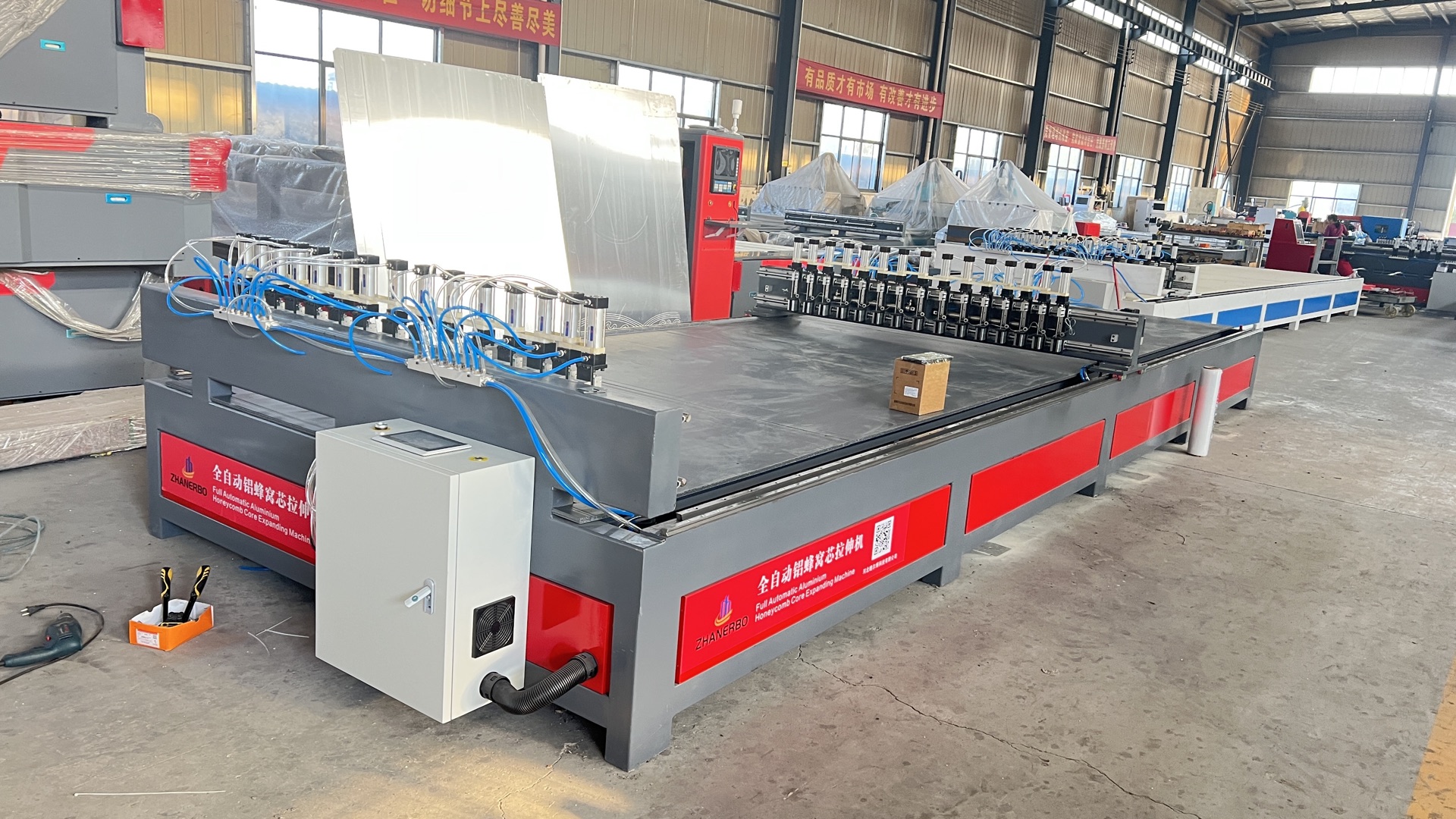 Aluminum honeycomb expanding machine in the production workshop